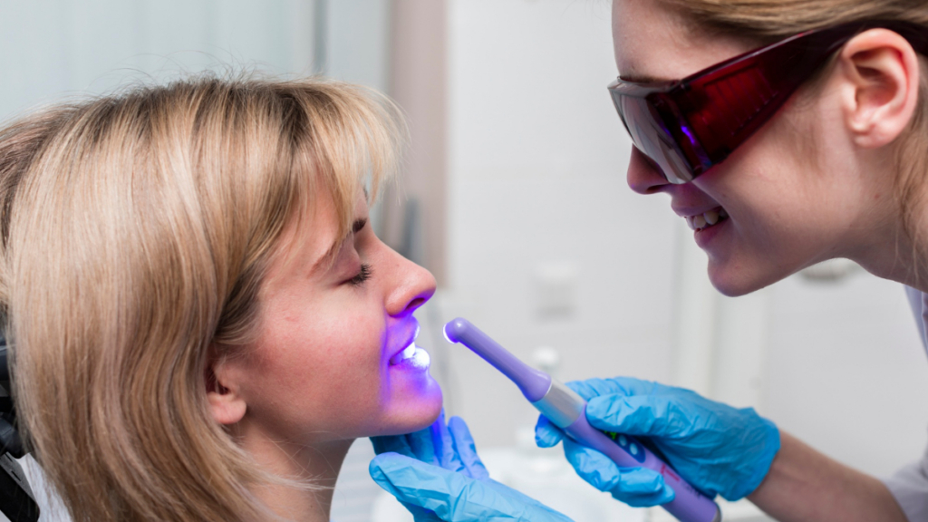 Una odontóloga realiza un blanqueamiento dental a una paciente