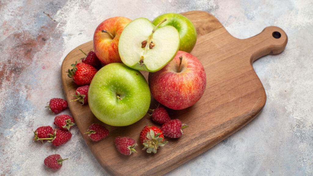 Una tabla de madera con frutas ácidas, poco recomendables en dieta blanda