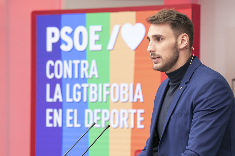 Expulsan de un partido al secretario LGTBI del PSOE por mandar «a tomar por culo» al árbitro