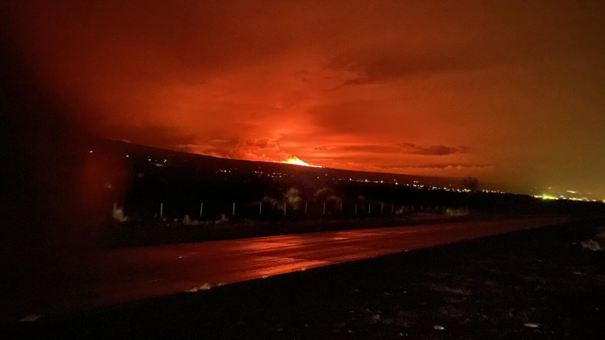 (VÍDEO) El volcán más grande del mundo entra en erupción en Hawái por primera vez en 40 años