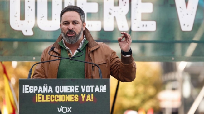 Vox se crece ante miles de personas: defiende a Toscano y acusa a Sánchez de traición