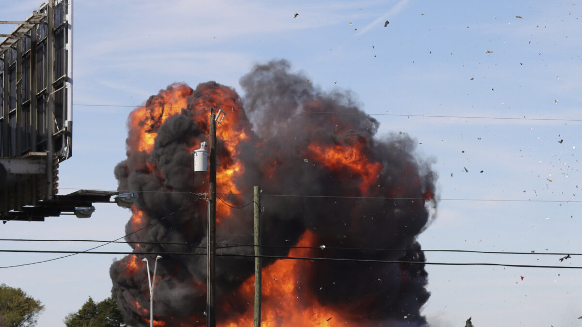 (VÍDEO) Dos aviones chocan durante espectáculo en Dallas, EE.UU.: hay 6 muertos