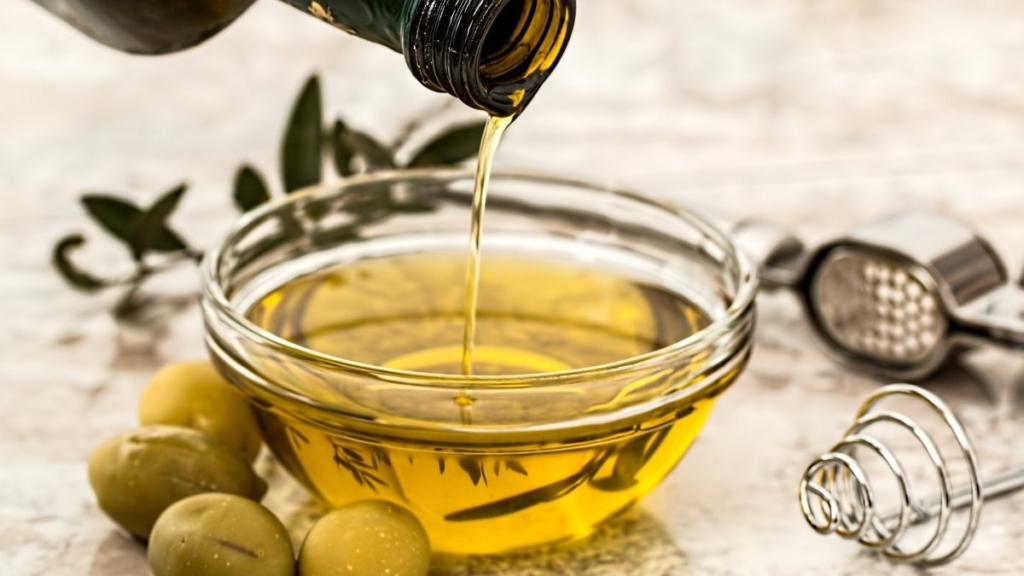 El aceite de oliva es una grasa necesaria. 
