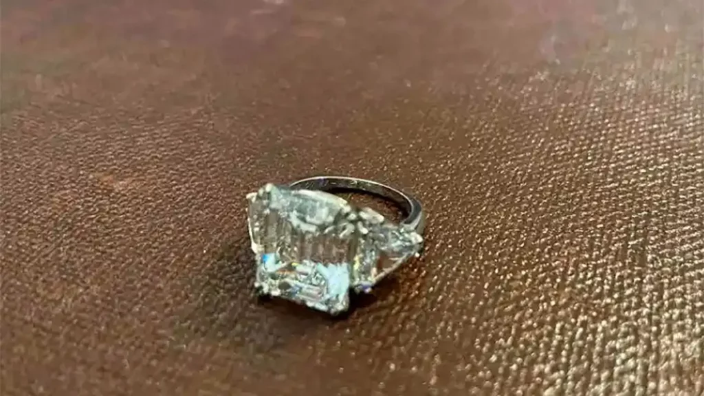 El anillo que le regaló Don Juan Carlos a Corinna en su 5º aniversario, según ella. Project Brazen