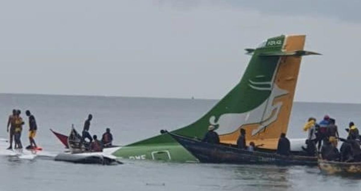 (VÍDEO) Al menos tres muertos tras estrellarse un avión de pasajeros en el lago Victoria, en Tanzania