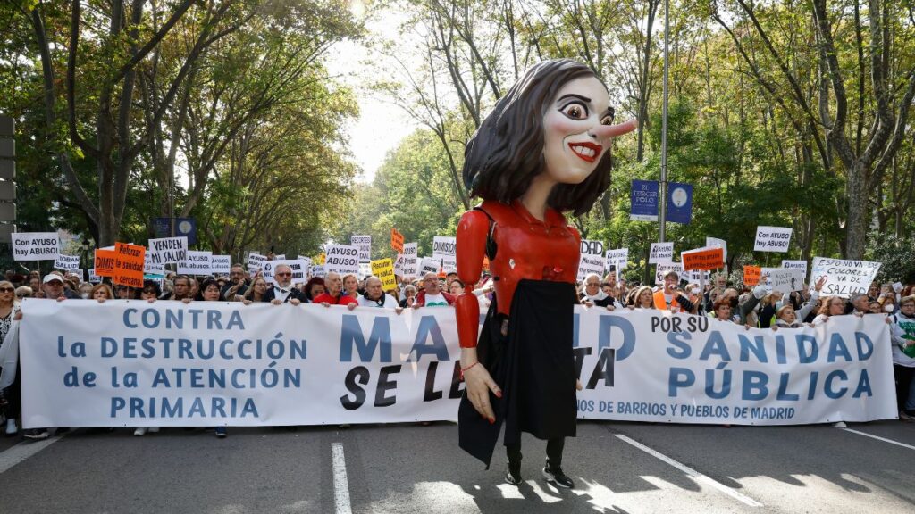 Caricatura de Isabel Díaz Ayuso en la marcha por la sanidad pública madrileña.