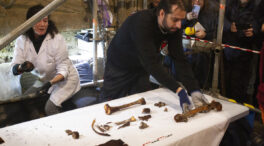 Abren un sarcófago del siglo XV en Galicia en busca del rastro de Cristóbal Colón