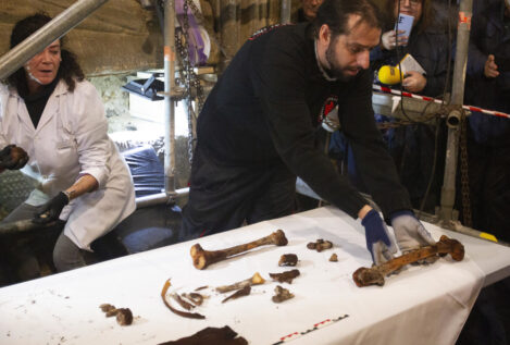 Abren un sarcófago del siglo XV en Galicia en busca del rastro de Cristóbal Colón