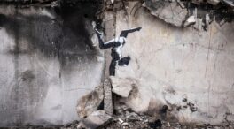 Banksy plasma uno de sus grafiti sobre un edificio en ruinas de Ucrania