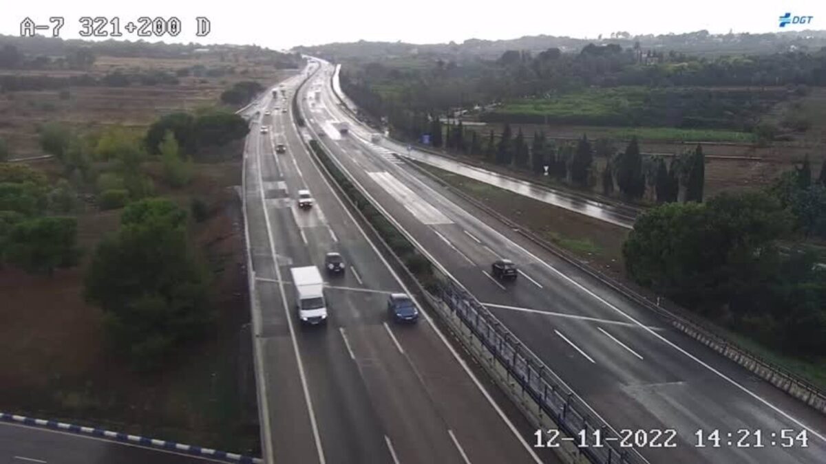 La acumulación de agua obliga a cortar la A-7 en Ribarroja del Turia y la A-3 en Quart de Poblet