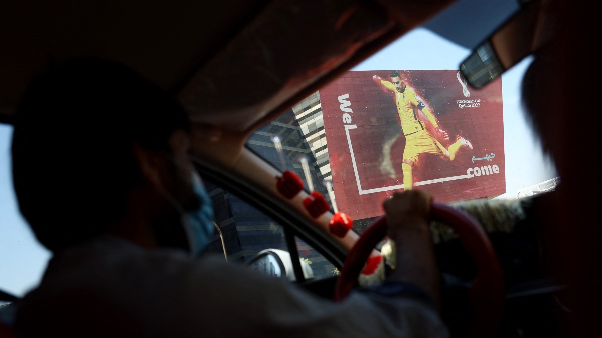 Qatar niega haber contratado a un centenar de personas para fingir que son aficionados Foto