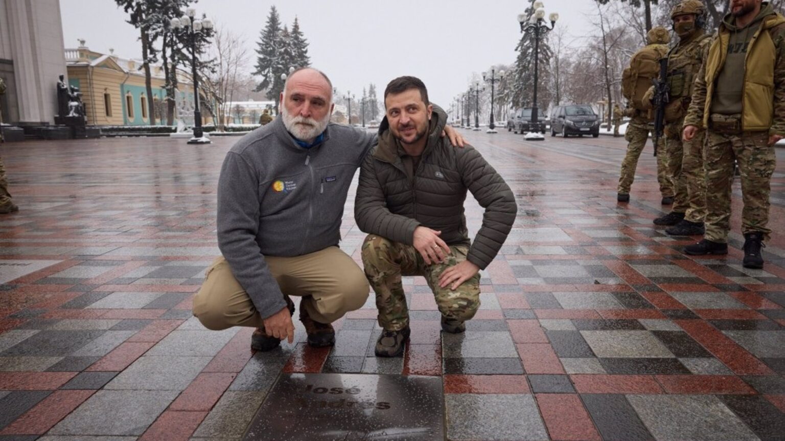 Zelenski reconoce la labor del chef José Andrés con una placa de honor en Kiev