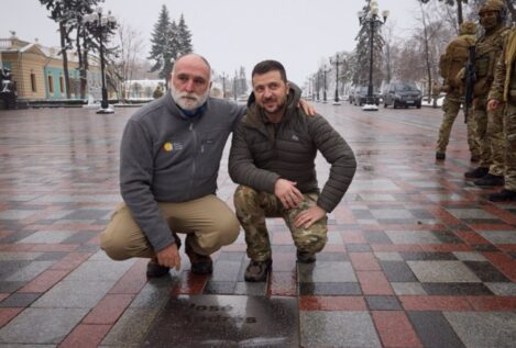 Zelenski reconoce la labor del chef José Andrés con una placa de honor en Kiev