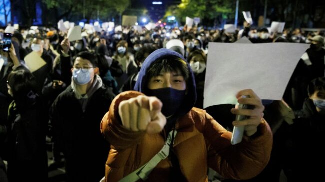 (VÍDEO) Las protestas contra la política de 'cero covid' se extienden a la ciudad china de Cantón