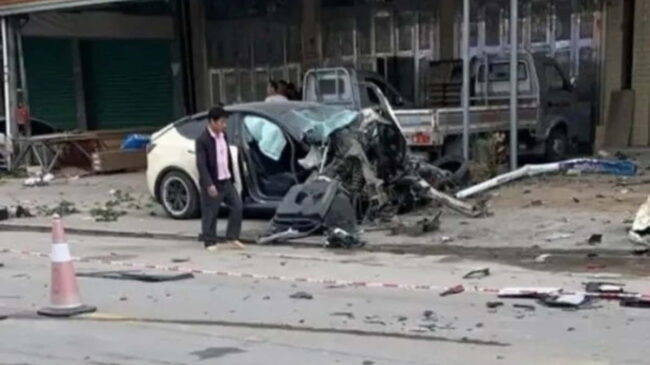 (VÍDEO) Investigan el violento choque de un Tesla que perdió el control en China y dejó 2 muertos