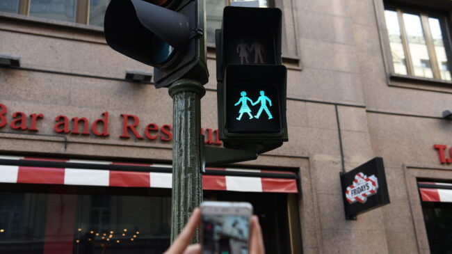 El Gobierno plantea una «perspectiva de género» para las señales de tráfico