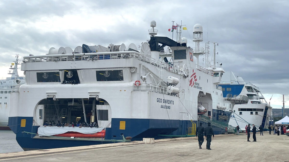 Francia se ofrece para acoger a los inmigrantes de uno de los barcos bloqueados por Italia