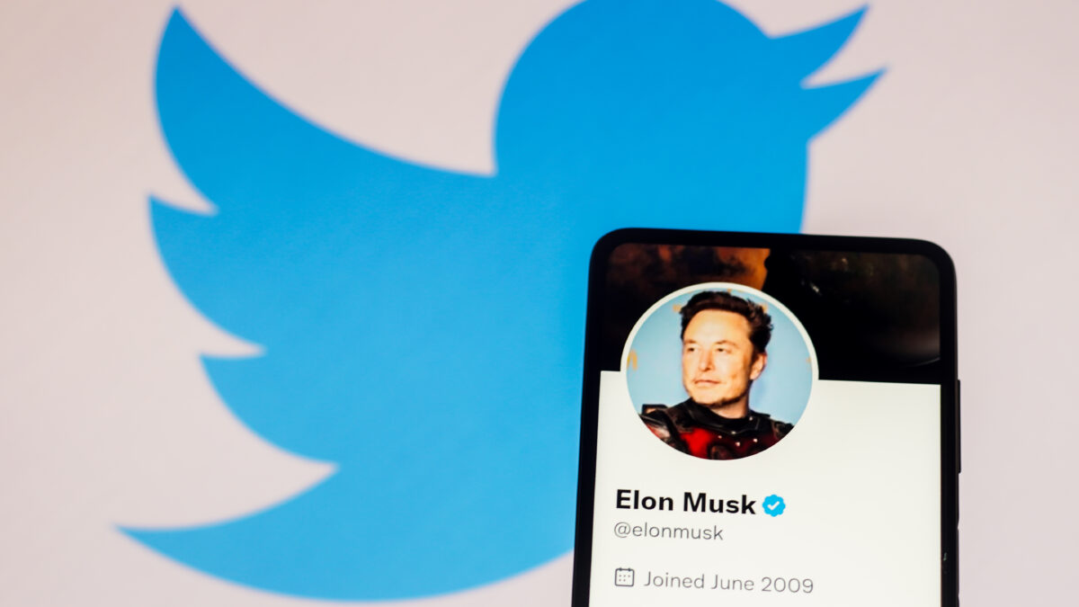 Elon Musk ataca a Apple por retirar la publicidad de Twitter: «¿Odian la libertad de expresión?»