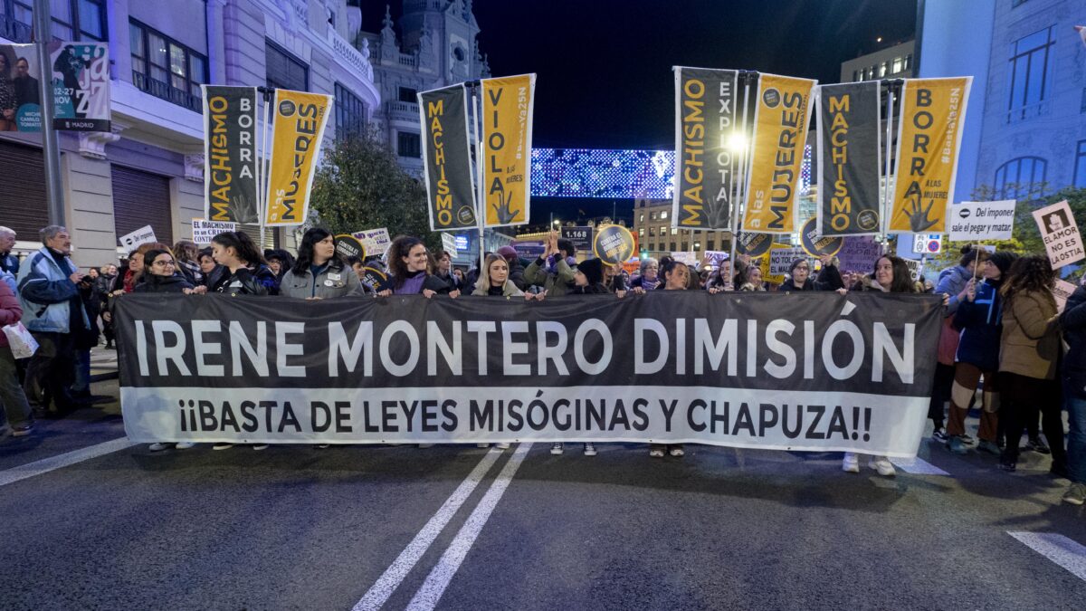 La manifestación feminista con ministras del PSOE acaba con gritos de «Montero, dimisión»