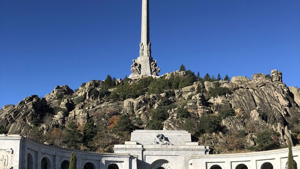 Ayuso protegerá la Cruz de los Caídos con una ley regional que la blindará frente a la de Memoria del Gobierno