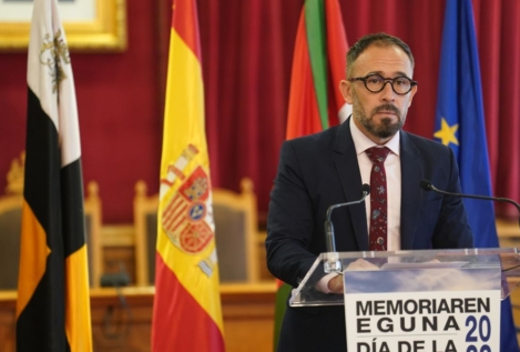 El delegado del Gobierno en País Vasco acusa a la derecha de «darle fuego» a España