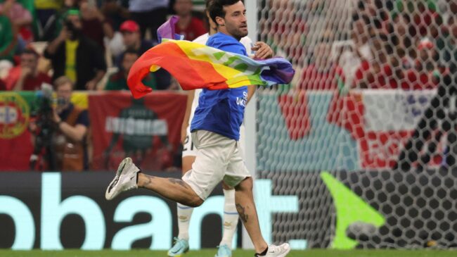 (VÍDEO) Un espontáneo salta con la bandera LGTBI+ y una camiseta en defensa de Ucrania y las iraníes durante el Portugal - Uruguay