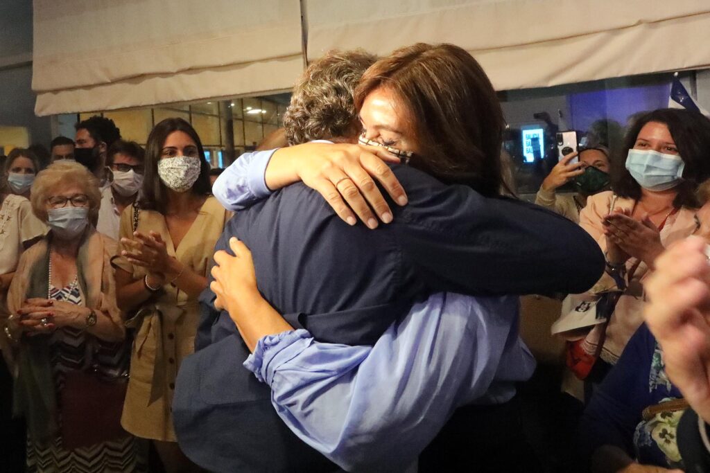 Alberto Núñez Feijóo se abraza a Eva Cárdenas tras conocer su victoria en las elecciones gallegas en Santiago de Compostela, en 2020. Contacto