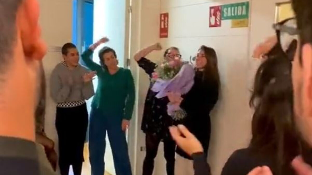 (VÍDEO) Podemos homenajea a Irene Montero, ramo de flores incluido, en medio de la polémica con la ley del ‘solo sí es sí’