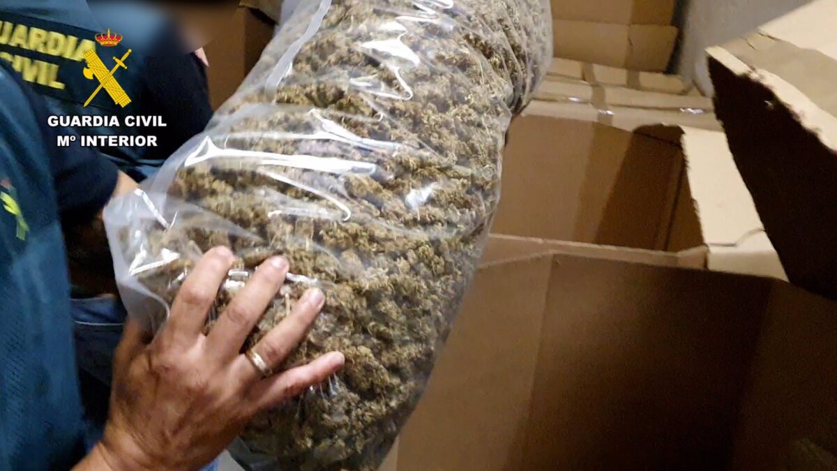 Detienen a un joven en Otura por llevar más de 90 kilos de marihuana en su furgoneta