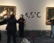 Dos activistas se pegan a los marcos de los cuadros de ‘Las Majas’ de Goya en El Prado