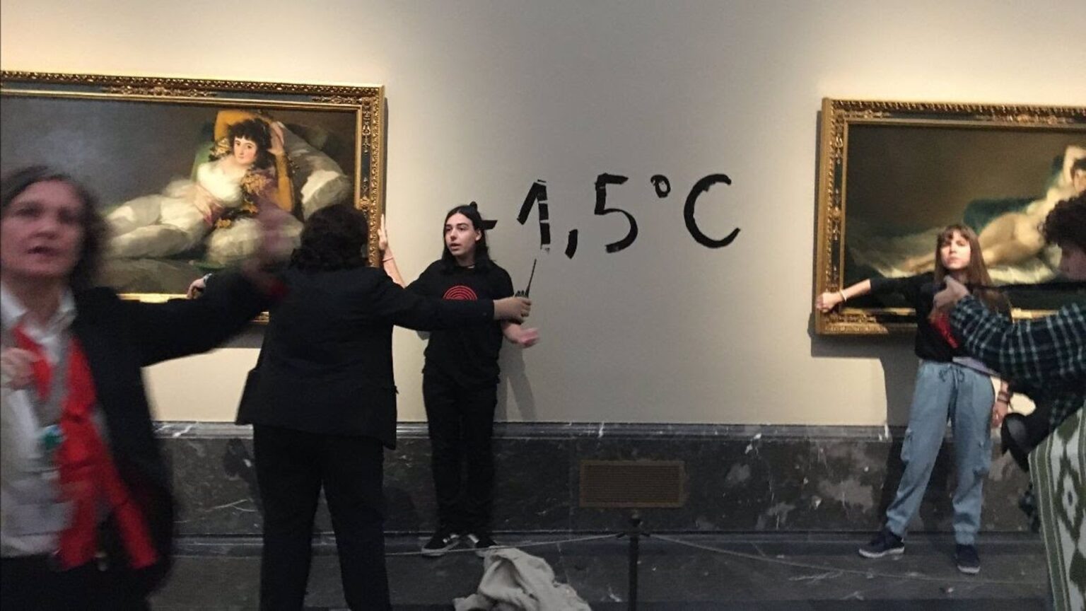 Dos activistas se pegan a los marcos de los cuadros de ‘Las Majas’ de Goya en El Prado