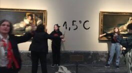 Dos activistas se pegan a los marcos de los cuadros de 'Las Majas' de Goya en El Prado