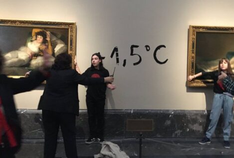 Dos activistas se pegan a los marcos de los cuadros de 'Las Majas' de Goya en El Prado
