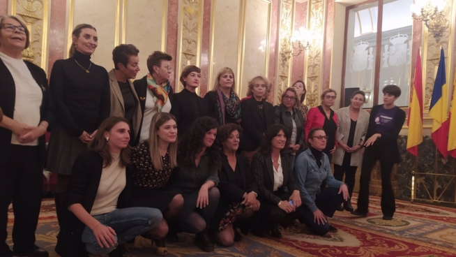 Las diputadas del Congreso, salvo del PP y Vox, se hacen una foto en apoyo a Irene Montero