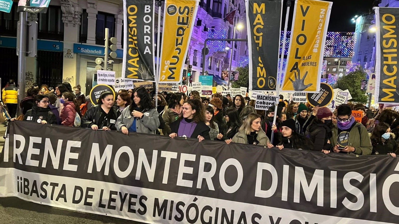 Un centenar de colectivos feministas piden no votar al Gobierno por «abandonar» a la mujer