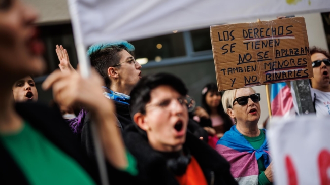 El colectivo LGTBI se movilizará contra los cambios que propone el PSOE a la 'ley trans'