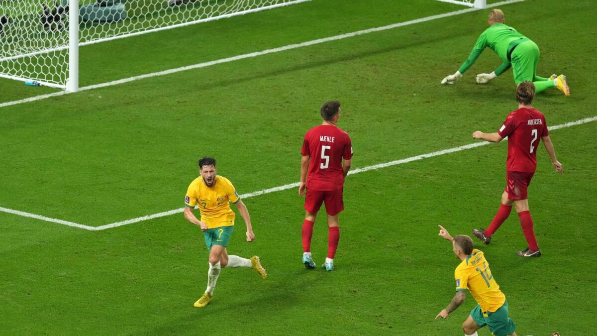 Australia gana a Dinamarca y salta a octavos