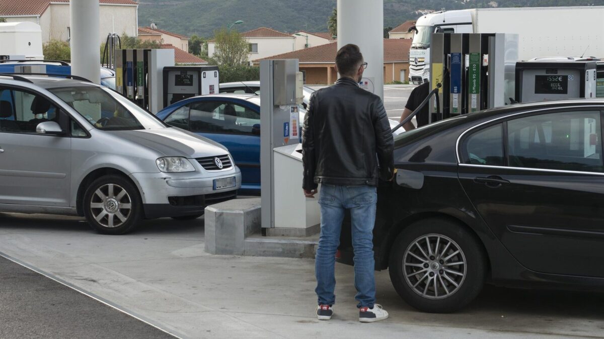 El precio de la gasolina se encarece un 0,7% esta semana y el del diésel cae un 0,4%