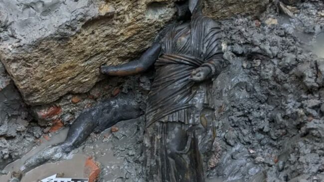 Nuevos descubrimientos de las civilizaciones etrusca y romana: estatuas de bronce y miles de monedas de oro