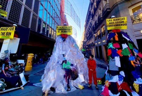 Greenpeace planta montañas de residuos en el centro de Madrid contra el Black Friday