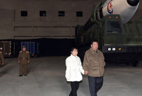 La hija de Kim Jong-un aparece por primera vez  en el lanzamiento de un «monstruoso» misil