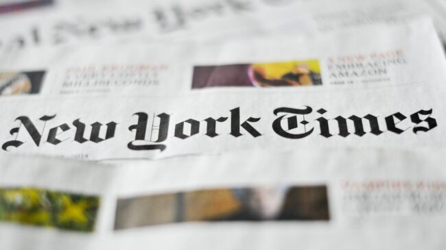 Un hombre entra con una espada y un hacha a la redacción del periódico 'The New York Times'