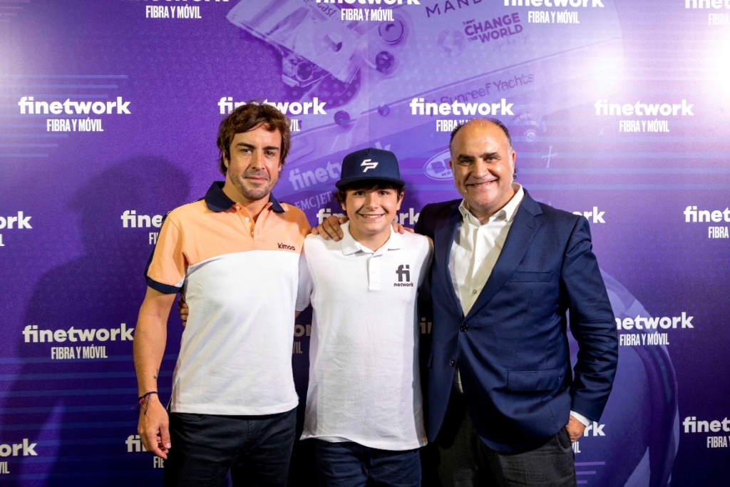 Fernando Alonso junto con Manuel Hernández, nuevo director general de negocio de Finetwork, durante la presentación del patrocinio del equipo de Karts “ FA Alonso Kart”.