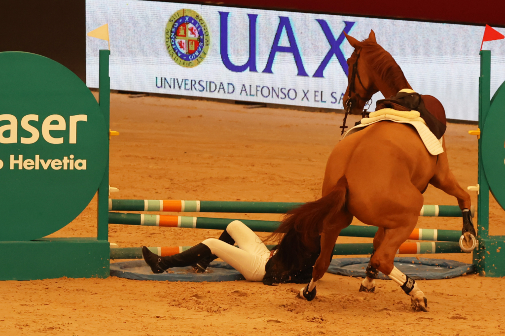 La Infanta Elena sufre una caída en la Madrid Horse Week a 26 de Noviembre de 2022 en Madrid (España). Contacto