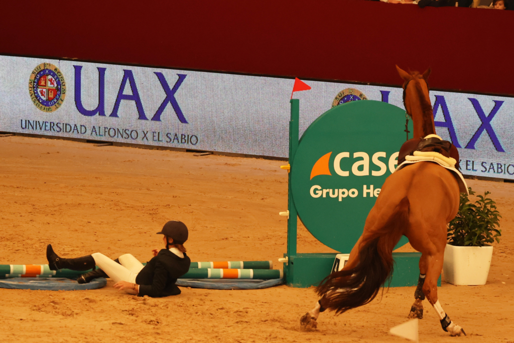 La Infanta Elena sufre una caída en la Madrid Horse Week a 26 de Noviembre de 2022 en Madrid (España). Contacto