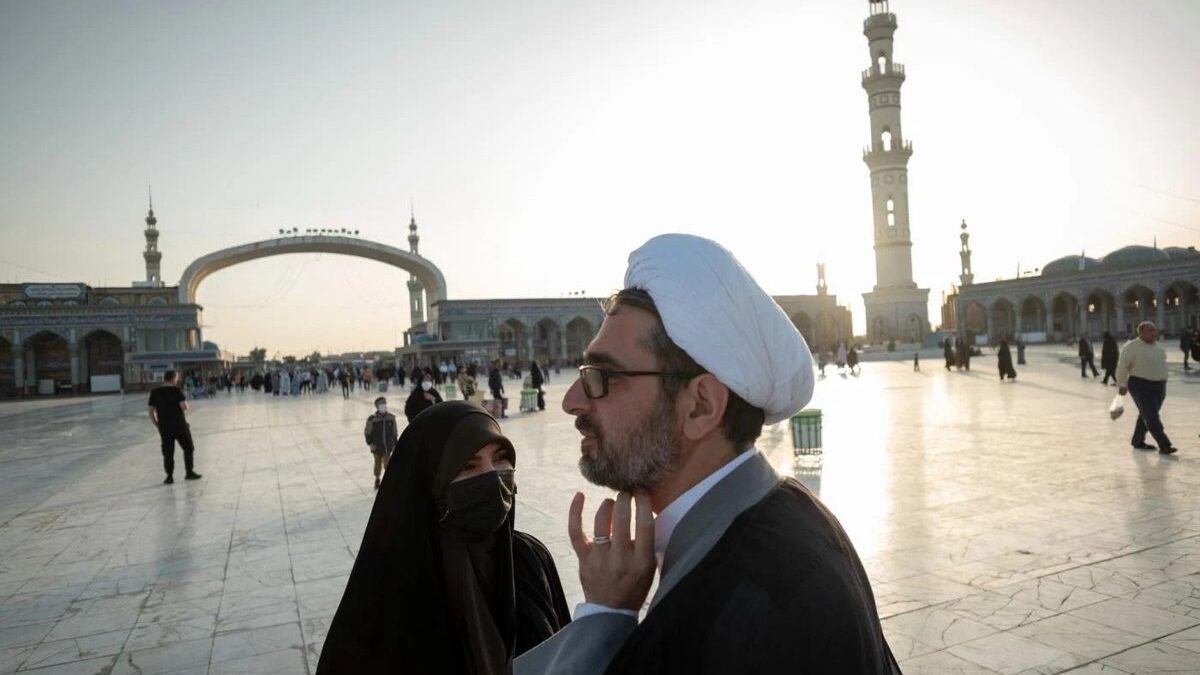 (VÍDEO) La última tendencia de las protestas de los jóvenes iraníes: quitarles el turbante a los clérigos