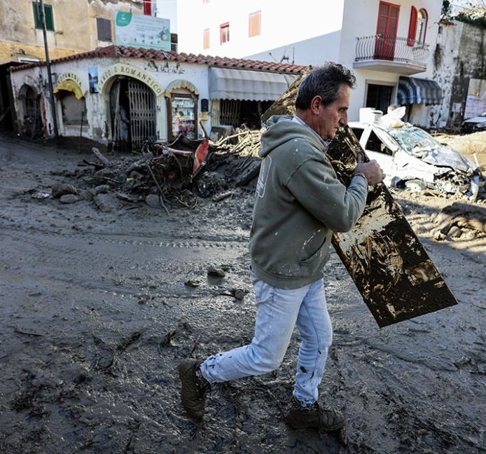 Ascienden a cinco los fallecidos por el deslizamiento de tierra en Isquia (Italia)