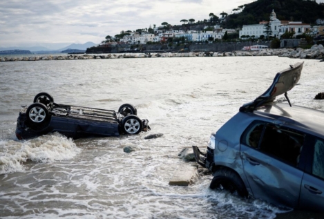 Las autoridades italianas elevan a siete el número de muertos por el temporal en Isquia