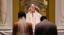 Italia propone dar hasta 20.000 euros a los que se casen por la Iglesia y el Vaticano se opone