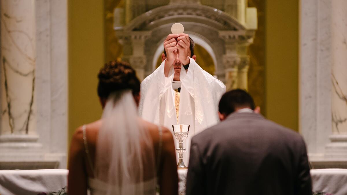 Italia propone dar hasta 20.000 euros a los que se casen por la Iglesia y el Vaticano se opone